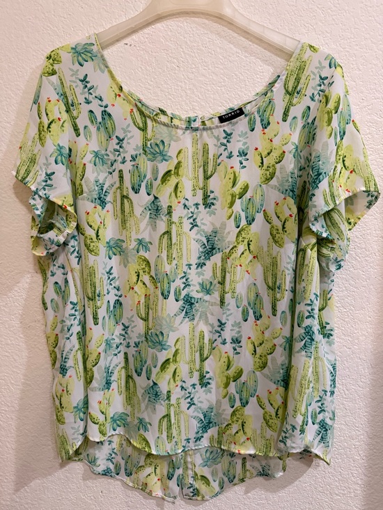 torrid Tops - Torrid Green Cactus Print Flutter Sleeve Blouse Size 1